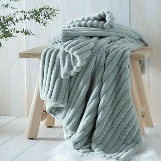 Appletree - Mint Green Faux Fur Throw (180 x 130cm) - Soft Sofa Throw - Green Faux Fur Blanket - Fur Blanket in Green - Fake Rabbit Fur Imitation - Green Fake Fur Throw - Matching Cushion Available