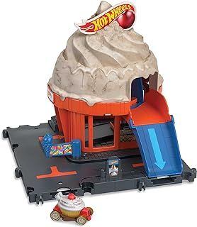 HOT WHEELS City Downtown Spielset Eiskrem-Strudel - Rennbahn-Action mit manuellem Aufzug, Eiskrem-Wirbel und herunterklappbarer Rampe, inklusive 1 Hot Wheels Auto, für Kinder ab 4 Jahren, HKX38