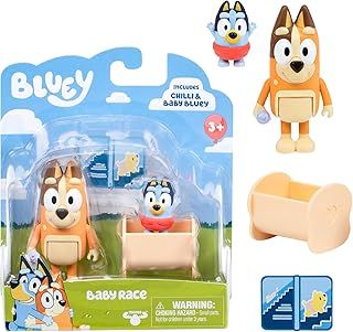 BLUEY - Juego de 2 Cifras para bebé (2 Unidades) con Chiles y bebé con Accesorio para Cuna
